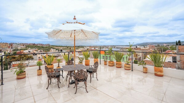 Deluxe Apartment | Terrace/patio