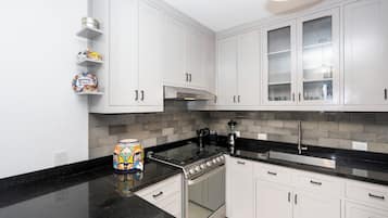 Departamento Deluxe | Cocina privada | Refrigerador con congelador, microondas, horno y parrilla de estufa