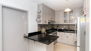 Departamento Deluxe | Cocina privada | Refrigerador con congelador, microondas, horno y parrilla de estufa