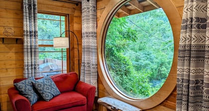 Bluegrass Highway ~ Creek & River Nearby ~ 8 Miles to Downtown