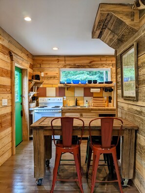 Fridge, microwave, oven, stovetop - Bluegrass Highway ~ Creek & River Nearby ~ 8 Miles to Downtown (Chattanooga)