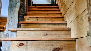 Un escalier en bois, au design rustique, qui monte.