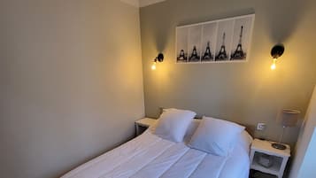 1 habitación, tabla de planchar con plancha y cuna de viaje