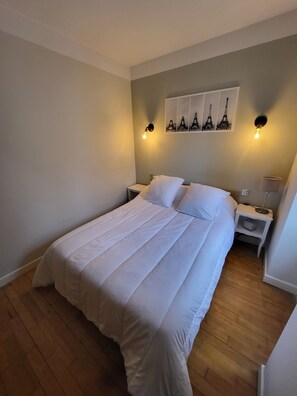 1 habitación, tabla de planchar con plancha y cuna de viaje 