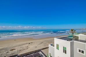 Plage, chaises longues, serviettes de plage
