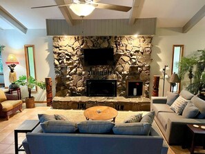 TV, fireplace - Tropical Rivercation (Stevenson)