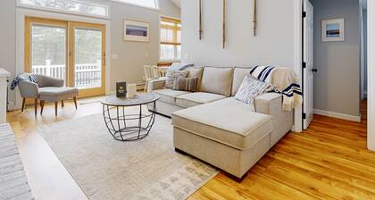 Stargazer's retreat with hot tub & decks - near Ellacoya State Beach