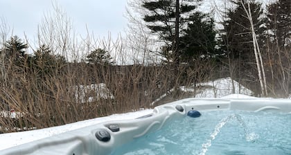 Stargazer's retreat with hot tub & decks - near Ellacoya State Beach