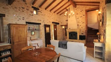 Televisie, een open haard en een tafeltennistafel