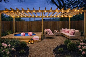 Terrace/patio - High Tea Cottage~Hot Tub~Walk Downtown~Fire Pit (Murfreesboro)