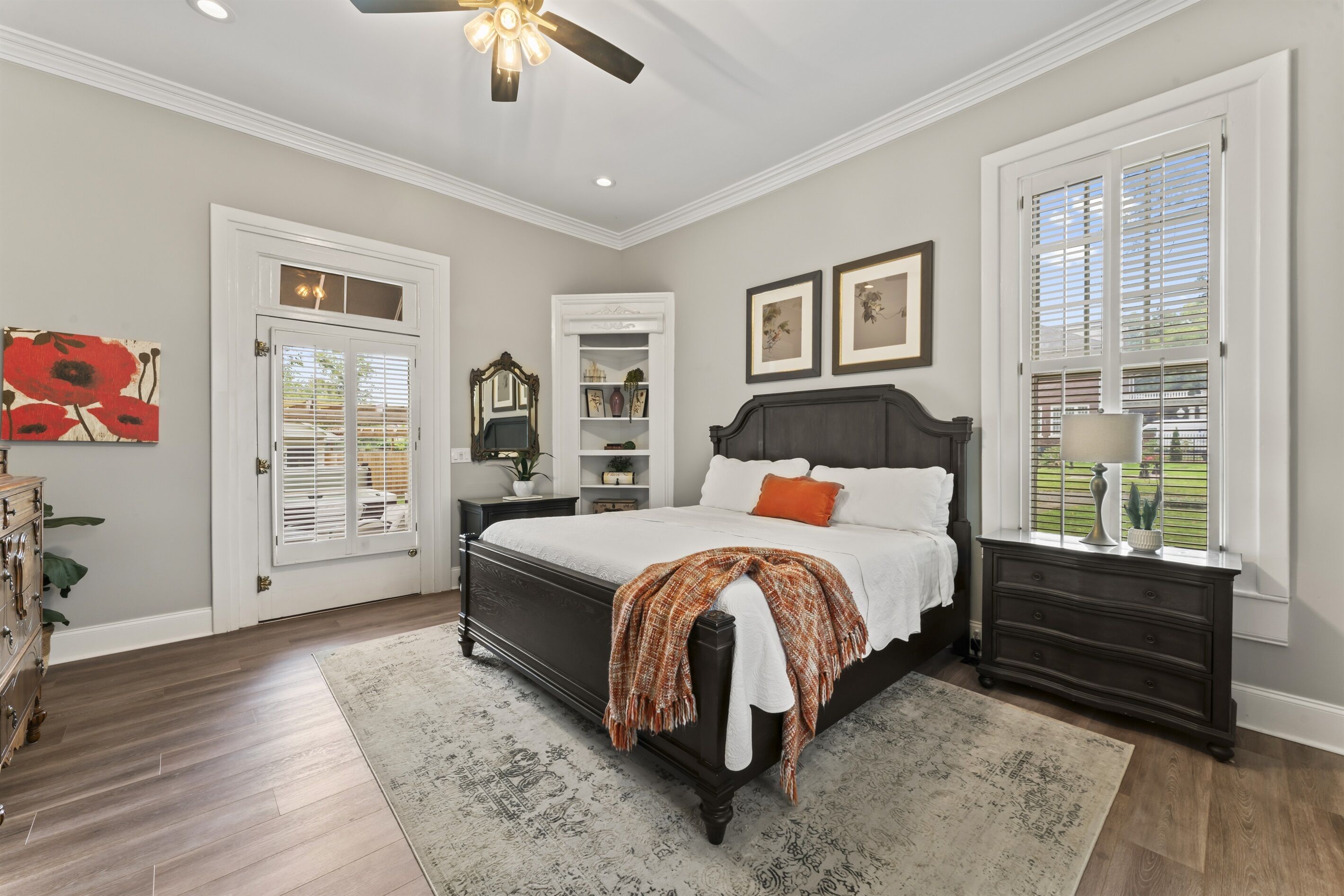 3 slaapkamers, een bureau, een strijkplank/strijkijzer, reisbedje