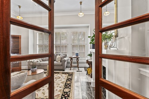 High Tea Cottage | Walk Downtown | Hot Tub & Pool