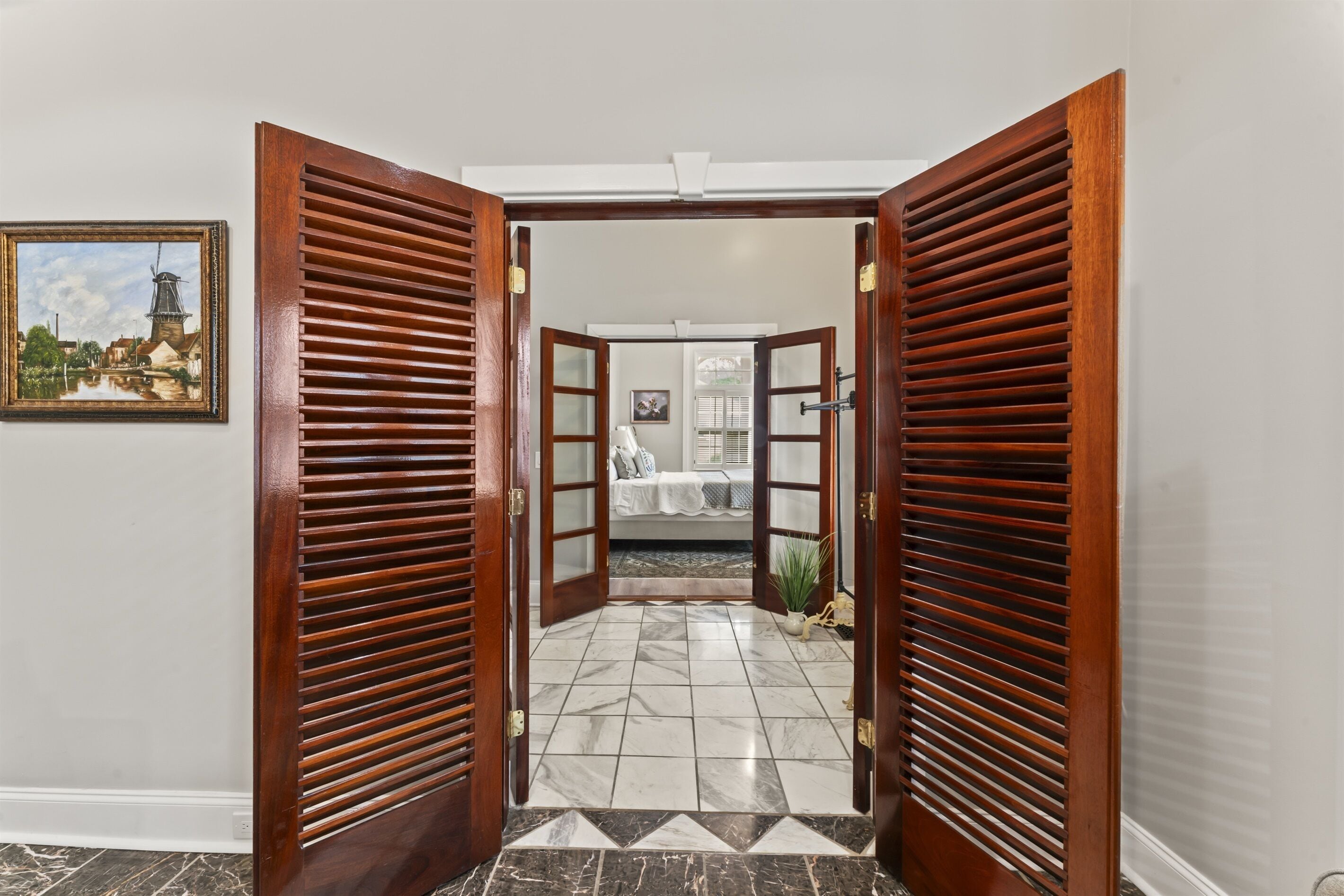 3 chambres, bureau, fer et planche à repasser, lit parapluie