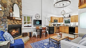 Älytelevisio, takka, pöytäjalkapallopöytä, pöytätennispöytä