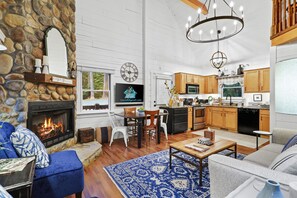 Smart TV, fireplace, table football, ping pong - Streamside-Hot Tub, Fire pit, DOG friendly, King bed, outdoor oasis (Ellijay)