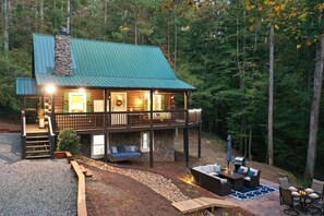 Outdoor dining - Streamside-Hot Tub, Fire pit, DOG friendly, King bed, outdoor oasis (Ellijay)