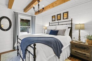 3 bedrooms, in-room safe, desk, iron/ironing board - Streamside-Hot Tub, Fire pit, DOG friendly, King bed, outdoor oasis (Ellijay)