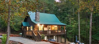 Pet friendly, sounds of the stream and fire pit with hot tub