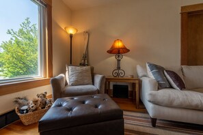 Smart TV, tavolo da calcetto, libri