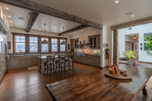 Fridge, microwave, oven, stovetop - Experience Luxury in Nature: Private Lodge & Guest Home in Paradise Valley (Emigrant)