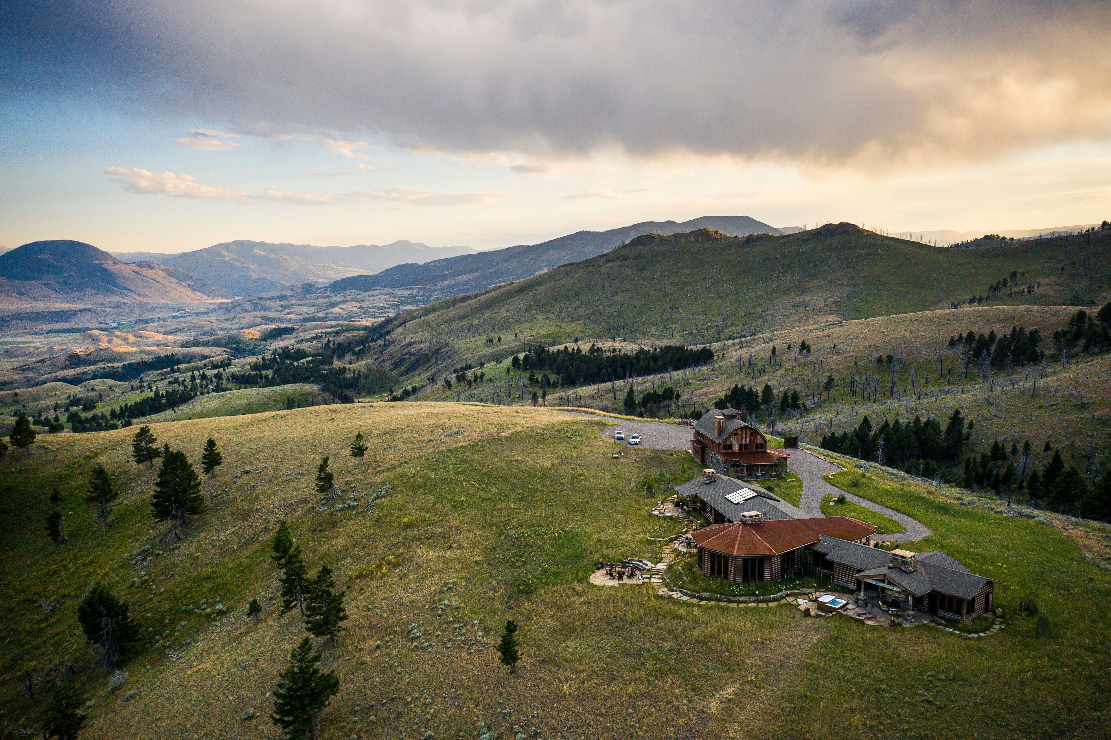 New Moon Lodge, VIP, expansive mountaintop home in Yellowstone country
