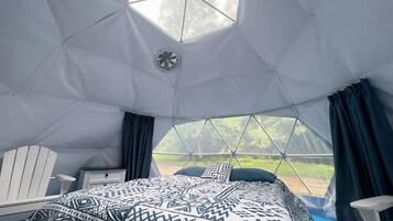 Superior-telttamajoitus | Yksilöllisesti sisustettu, yksilöllisesti kalustettu, vuodevaatteet