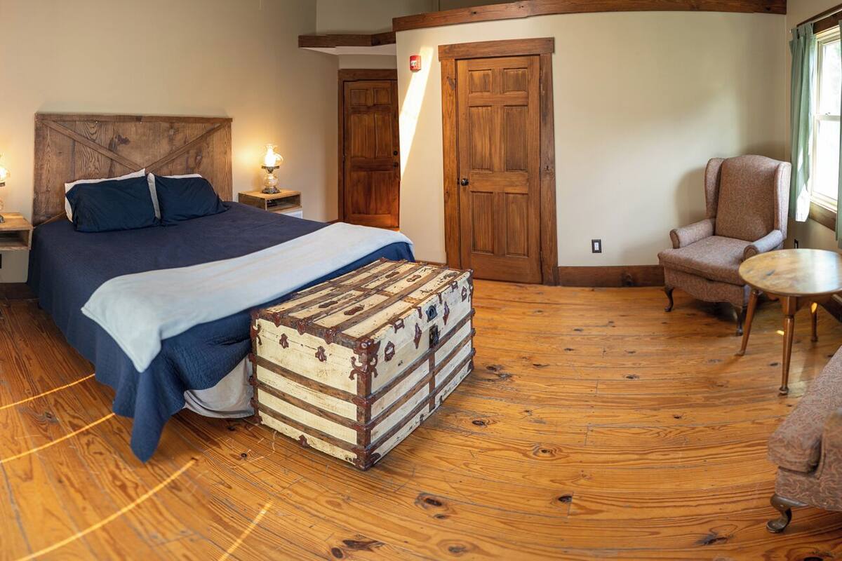 1 bedroom, individually decorated, individually furnished, bed sheets