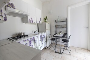 Refrigerador, horno, cafetera y tetera y utensilios de cocina 