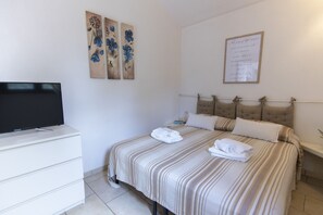 2 bedrooms, travel cot, free WiFi, bed sheets