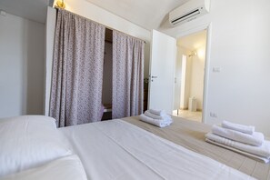 2 bedrooms, travel cot, free WiFi, bed sheets