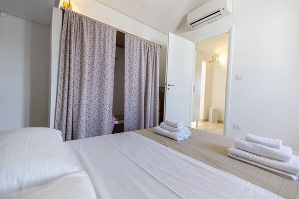 2 bedrooms, travel crib, free WiFi, bed sheets