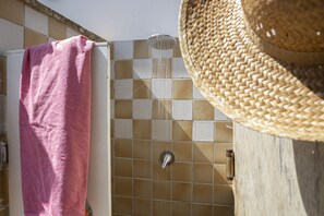 Shower, hair dryer, bidet, towels