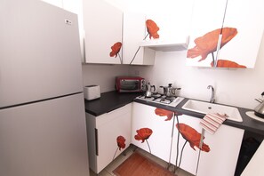 Refrigerador, horno, cafetera y tetera y tetera eléctrica