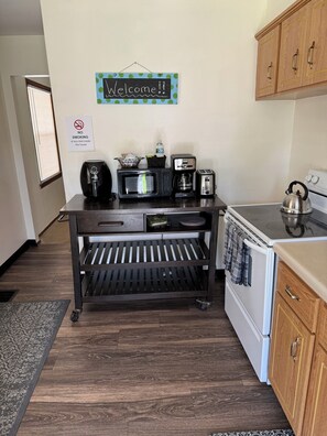 Réfrigérateur, micro-ondes, four, plaque de cuisson