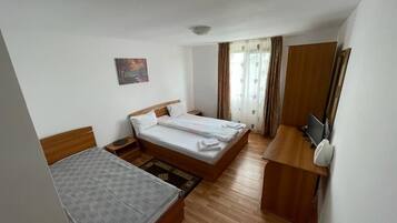 Quarto triplo clássico | Frigobar, roupa de cama