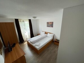 Classic Double Room | Minibar, bed sheets