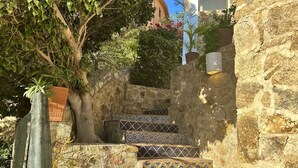 Uma escadaria de pedra com azulejos estampados em azul e branco que leva a um edifício.