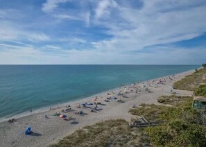 Chaises longues, serviettes de plage