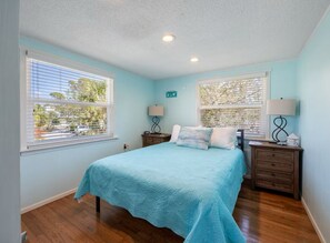 2 slaapkamers, een bureau, een strijkplank/strijkijzer, reisbedje