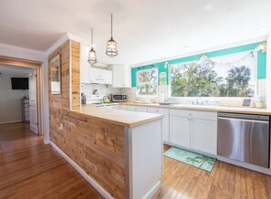 Fridge, microwave, oven, stovetop - Cozy beach house! Just steps away from the world-class Manasota beach (Englewood)