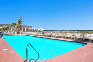 من حمّامات السباحة المغطاة، حمّام سباحة خارجي