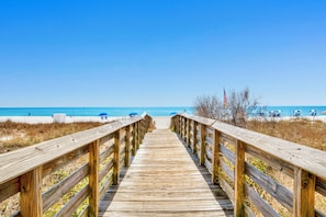 On the beach - EAST CORNER CONDO DIRECT GULF VIEW/2 BEDROOM & 2 BATH/CLOSE 2 PIER (Gulf Shores)