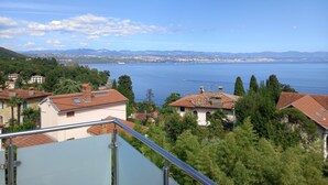 A residential area with houses, a clear blue sky, and a view of a large body of water in the distance. - Apartment in Ika with Seaview, Balcony, Air condition, WIFI (5025-2) (Ika)