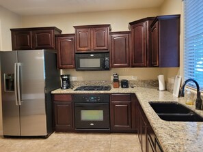 Kjøleskap, mikrobølgeovn, ovn og kokeplater