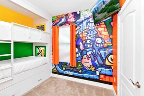 4 quartos, cofres nos quartos, escrivaninha