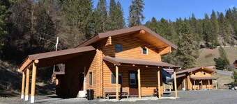 Modern log cabin with a cozy cabin feel along the Clearwater River.