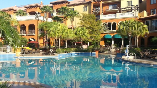 Una piscina al aire libre, una piscina climatizada