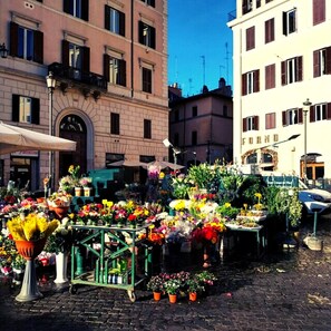 Ein Blumenmarkt mit verschiedenen angebotenen Blumentöpfen und Blumen.