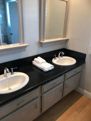 Shower, towels, soap - Furnished Home 3 bedroom 2.5 bath in Calabassas Hills (Calabasas Hills)