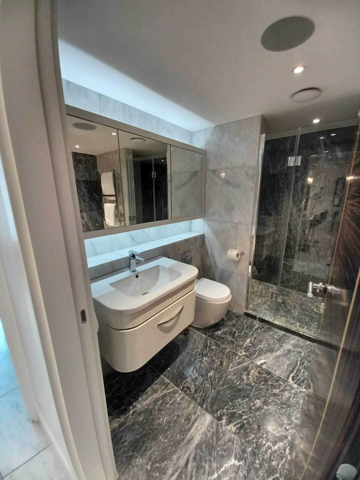 Combined shower/bathtub, free toiletries, towels